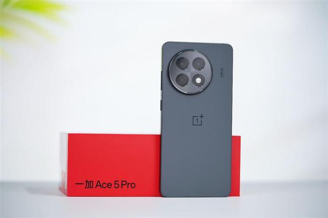 ：最具性价比的骁龙8至尊旗舰 游戏水桶机皇！PP电子免费试玩一加Ace 5 Pro评测(图3)